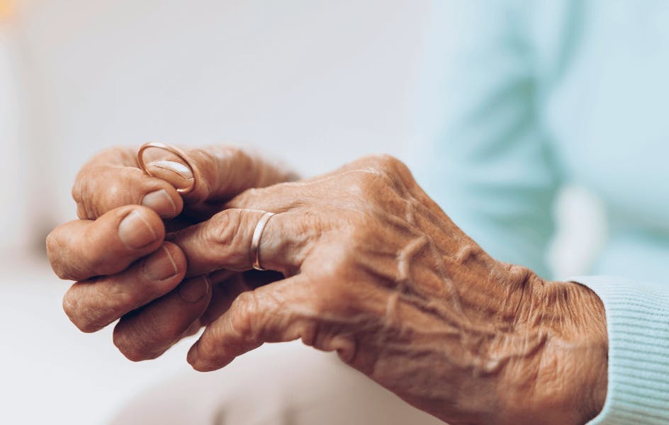 manos de una señora sujetando un anillo de matrinomio