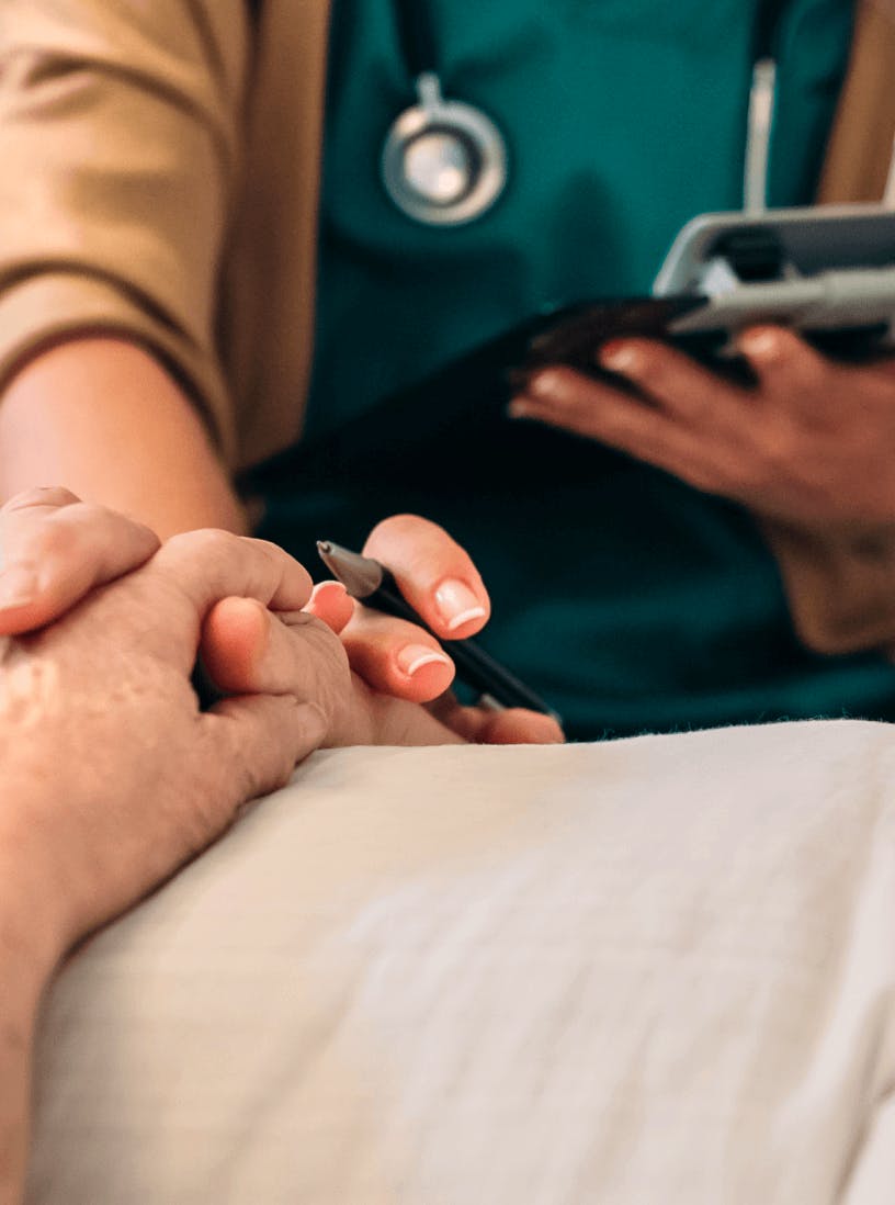 doctora dando cariño a un paciente