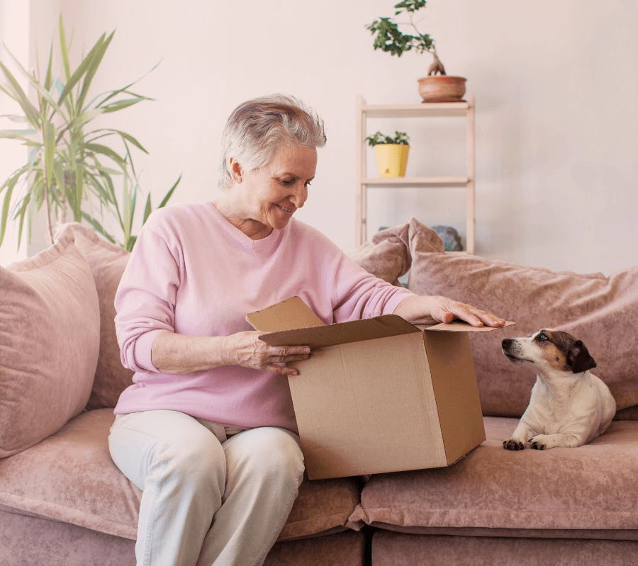 Mujer mayor en el sofá con su perro