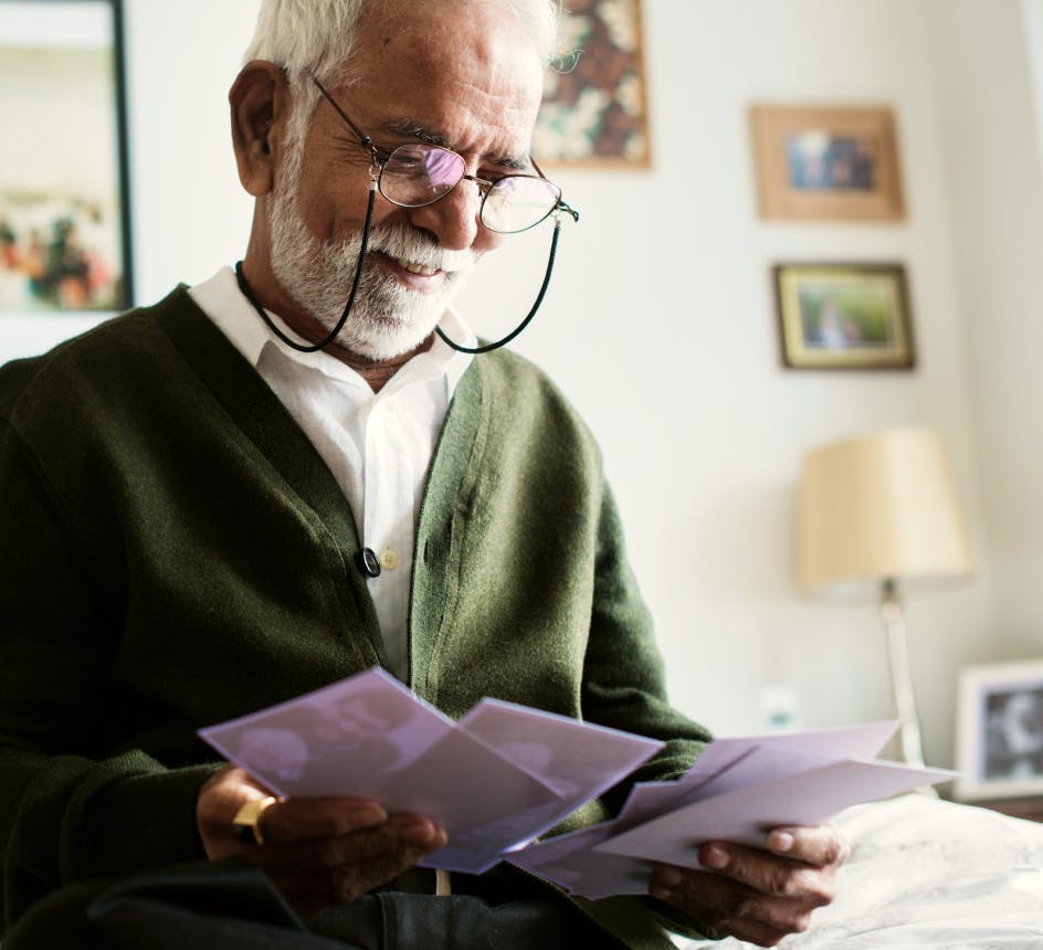 enfermera leyendo un libro a una persona mayor