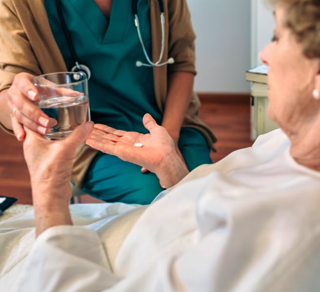 enfermera dando una medicina