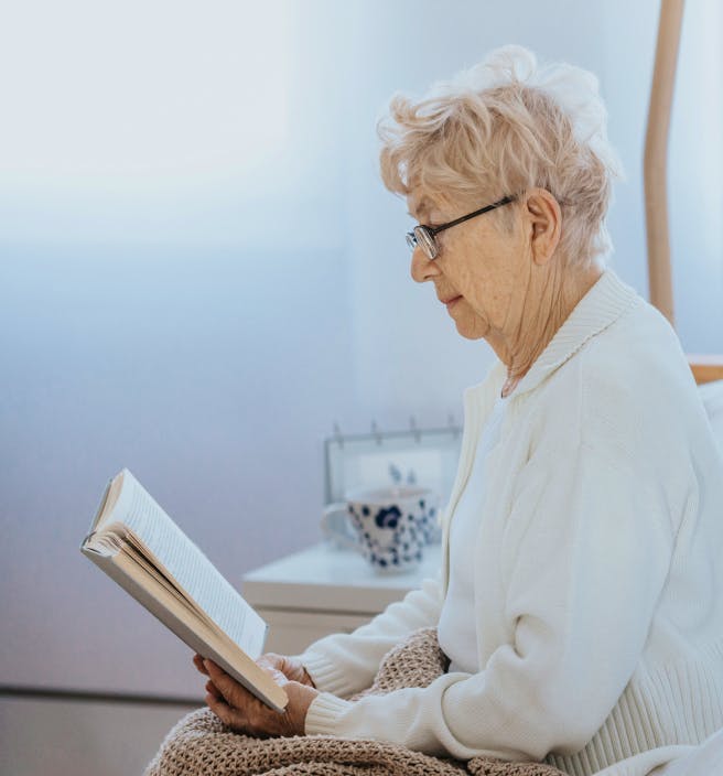 señora leyendo un libro